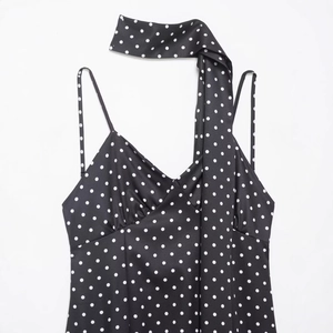 Trägerloses Polka-Dot-Kleid mit passendem Halsband und schmaler Silhouette