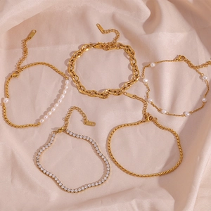 Detail von 5-teiligem Gold-Fußkettchen-Set mit Perlen, Zirkonen und Seilketten-Texturen