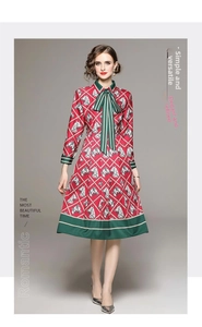 Détails de la robe vintage rouge avec motifs tête de cheval et col vert contrasté