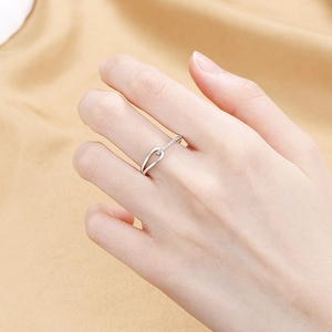 Anello geometrico in argento con goccia d'acqua e zirconi per un look minimalista