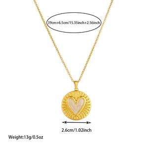 Collier en acier doré avec pendentif cœur gaufré soleil sur fond blanc