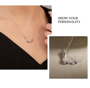 Dettaglio della collana a V in argento 925 effetto metallo liquido indossata dal modello