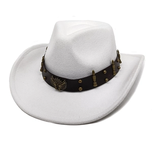 Dettaglio cappello da cowboy bianco con stemma di aquila e proiettili decorativi