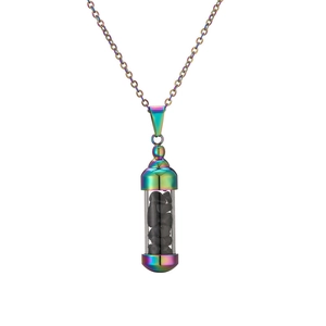 Detalle del colgante de frasco de perfume en metal arcoíris con pequeñas piedras negras