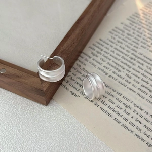 Minimalist 925 sterling silver frosted wavy hoop earrings with layered irregular design