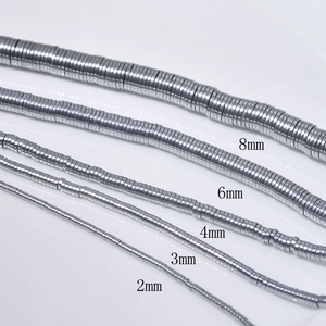Makroaufnahme von silbernen Hämatit-Zwischenperlen in fünf Größen von 2mm bis 8mm