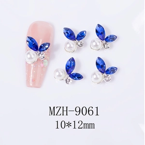 Detailansicht von 3D-Schmetterling-Nagelcharms mit blauen Kristallen und Perlen, 10x12mm