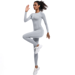 Dettaglio del set yoga grigio senza cuciture che mostra la trama del tessuto e l'elasticità