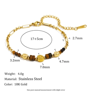 Vue détaillée du bracelet en acier inoxydable plaqué or 18K avec perles d'oeil de tigre