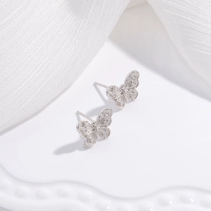 Dettaglio degli orecchini a farfalla in argento S925 con zirconi e stile moderno