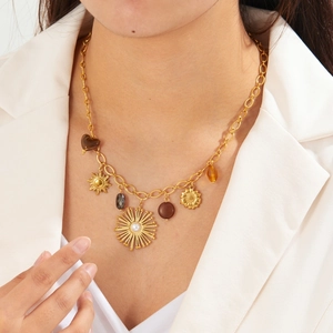 Collier doré multi-rangs avec pendentif cœur en acrylique marron et motifs de soleil