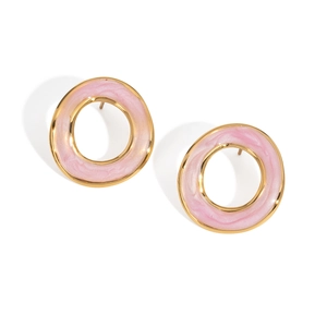 Vue macro détaillée des boucles d'oreilles créoles dorées avec émail rose marbré pour femme