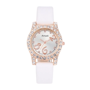 Détail de la montre Amadi avec lunette en strass et bracelet en cuir blanc