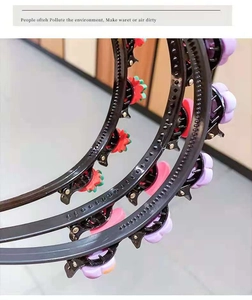 Primer plano de diademas negras infantiles con adornos de fresas y flores y dientes de sujeción
