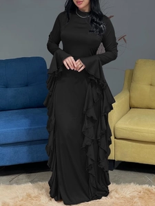 Robe longue noire élégante à manches longues avec volants étagés et un col montant chic