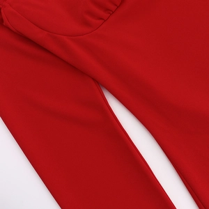 Gros plan sur la texture du tissu rouge vif et les coutures de qualité de la robe