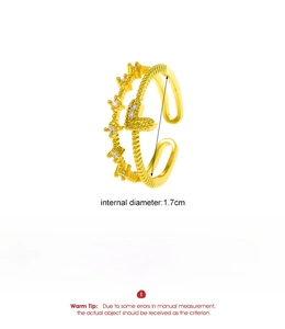 Dettaglio dell'anello a cuore regolabile in rame con placcatura in oro e zirconi