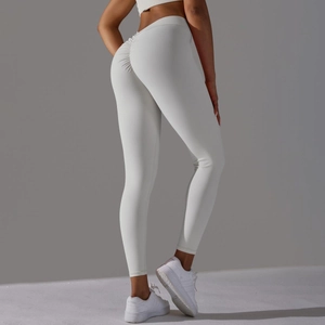 Détail du legging taille haute avec design scrunch butt et texture de tissu gris doux