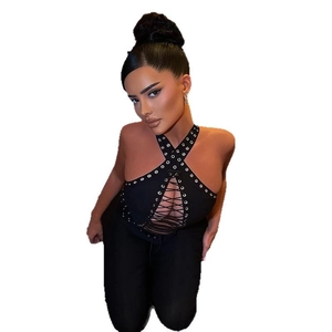 Sexy schwarzer Neckholder-Jumpsuit für Damen mit silbernen Nieten und Schnürung vorne
