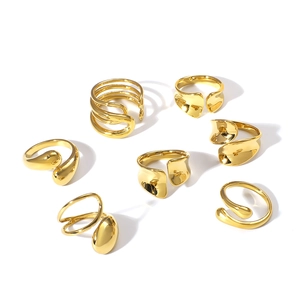 Set di 7 anelli in acciaio inossidabile dorato con design minimalista a metallo liquido e gocce