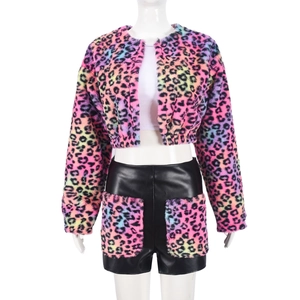 Dettaglio della giacca corta in pelliccia leopardata rosa e pantaloncini in pelle su manichino