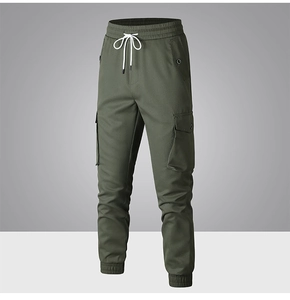 Dettaglio dei pantaloni cargo verde oliva con vita elastica e coulisse bianche
