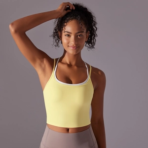 Détail de la brassière de sport jaune citron avec dos croisé et liseré blanc élégant