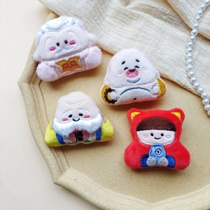 Lot de quatre broches créatives en peluche avec broderie chinoise sur plateau