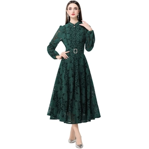 Elegantes dunkelgrünes Spitzenkleid mit Laternenärmeln und Gürtel in professioneller Vorderansicht