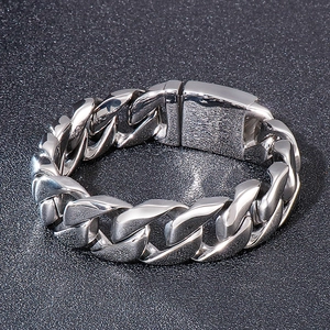 Detailansicht eines polierten silbernen Panzerarmbands aus Edelstahl mit Kastenverschluss