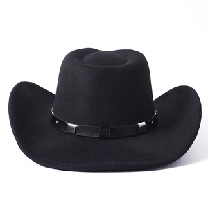 Vue détaillée du chapeau de cow-boy en feutre noir avec boucle en métal argenté
