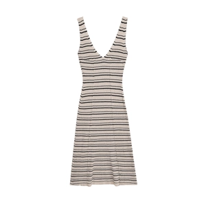 Détail de la robe midi rayée sans manches à col en V avec une texture en maille côtelée