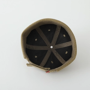 Vue intérieure du bonnet en velours côtelé kaki avec doublure noire et sangles marron