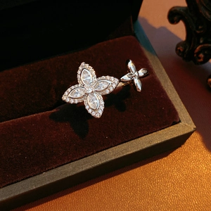 Gros plan d'une bague trèfle en zircon avec pétales marquise dans un écrin en velours