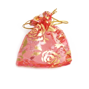 Rode organza geschenkverpakking met goudkleurige rozenprint en handig trekkoordje