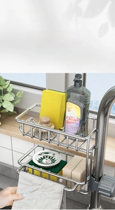 Dettaglio del porta lavandino in acciaio inox a due livelli con barra per spugna e sapone