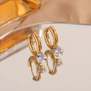 Elegante goldene Titanstahl-Creolen mit funkelndem runden Zirkonia-Anhänger für Damen