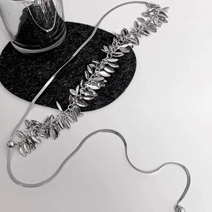 Silberne Weizenblatt-Paillettenkette mit eleganter Schlangenkette im Minimal-Look