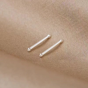 Makroansicht von 925 Sterling Silber Stabstecker Ohrringe mit runden Doppelkugeln