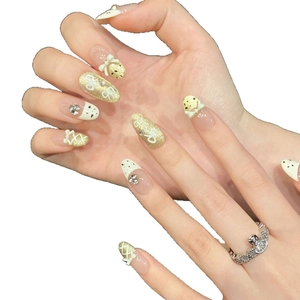 Faux ongles nœud français avec fini œil de chat blanc crème et paillettes dorées