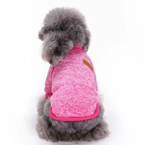 Detailansicht der rosa Stricktextur und des Leder-Aufnähers am Haustierpullover
