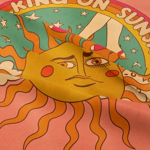 Dettaglio dell'arazzo bohémien con stampa solare vintage e motivo a stelle decorative