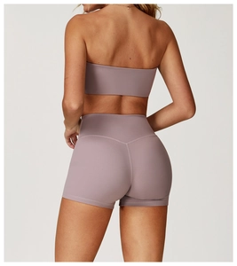 Detailansicht des nahtlosen ergonomischen Rückendesigns dieses lila Yoga-Sportsets