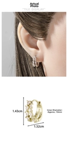 Détail de boucles d'oreilles double rang avec zircons et diamètre interne de 10mm