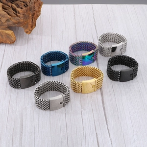 Set mit sieben Edelstahl-Mesh-Armbändern in verschiedenen Farben auf Holzoberfläche