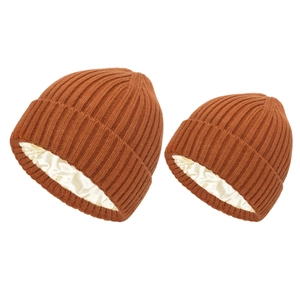 Détail de bonnets en maille marron avec doublure en satin protectrice, tailles adulte et enfant