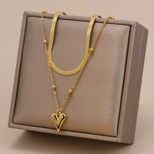 Collana a strati dorata con catena a serpente, filo di perle e ciondolo a cuore