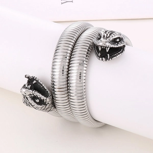 Détails du bracelet serpent en acier inoxydable argenté avec gravure d'écailles précise