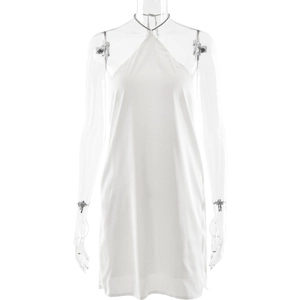 Détail de la robe dos nu en satin blanc avec des détails de chaîne métallique au cou