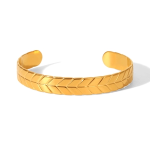 Détail du bracelet ouvert en acier inoxydable plaqué or 18 carats avec gravure d'épis